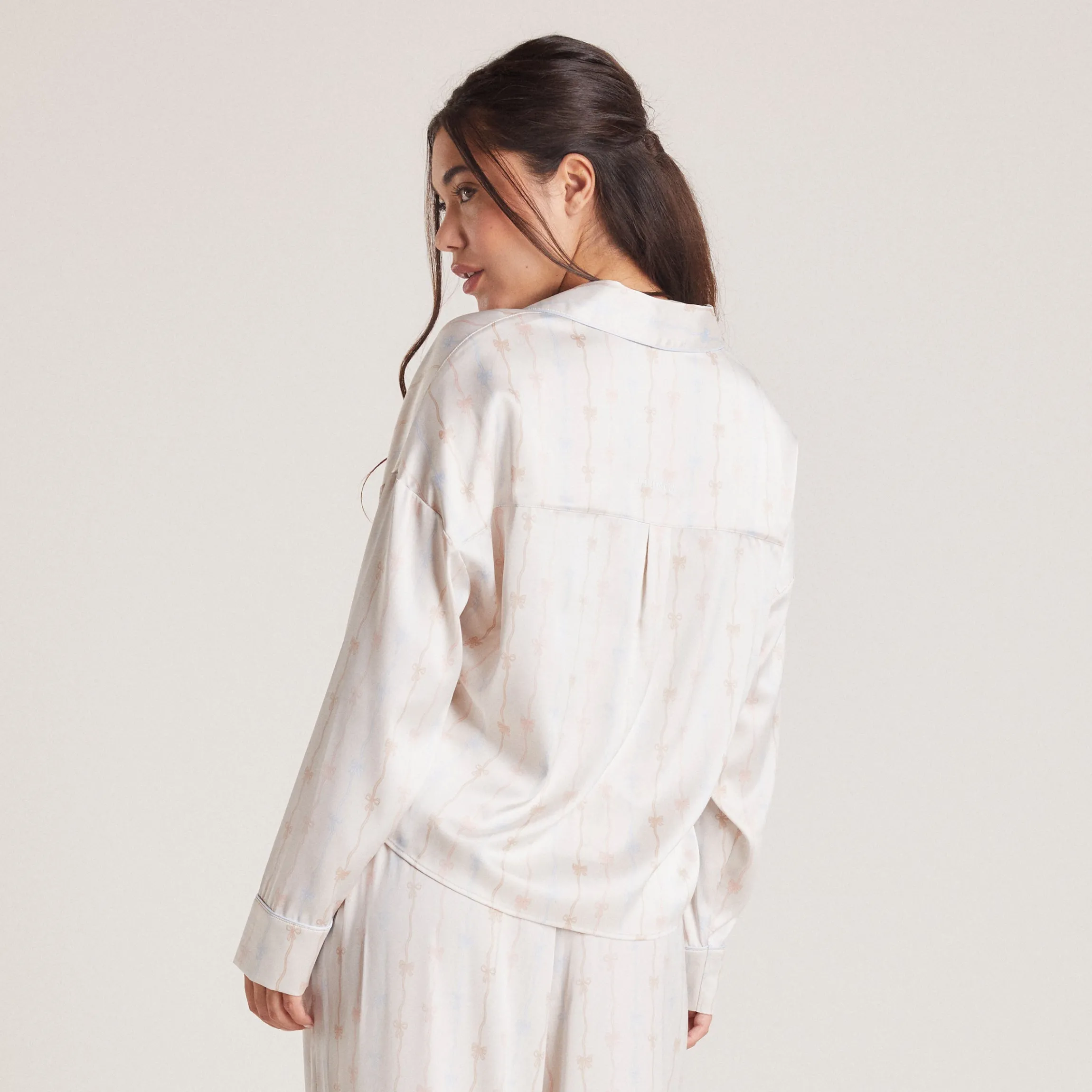 Bow Pyjama Skjorte i Satin - Perle